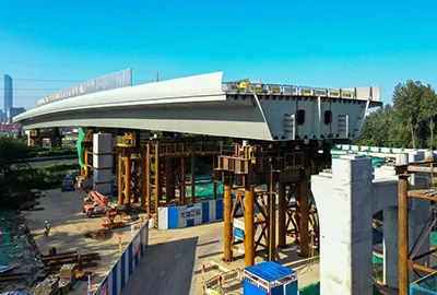 Synchronously hoisting the steel box girder over the road