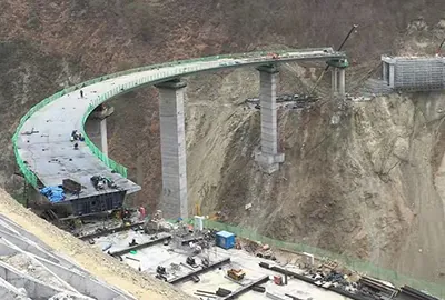 Synchronously hoisting the steel box girder ramp