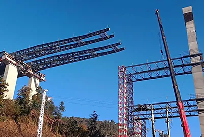 Synchronous lifting of roof of steel box girder across highway