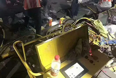 Synchronized jacking system adjustment track